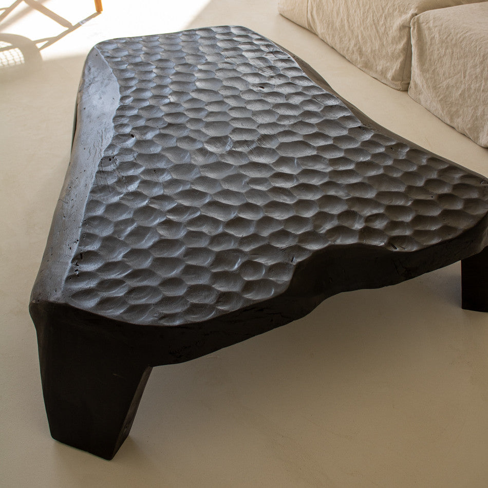 Table basse en bois brûlé martelé 130 x 150 cm