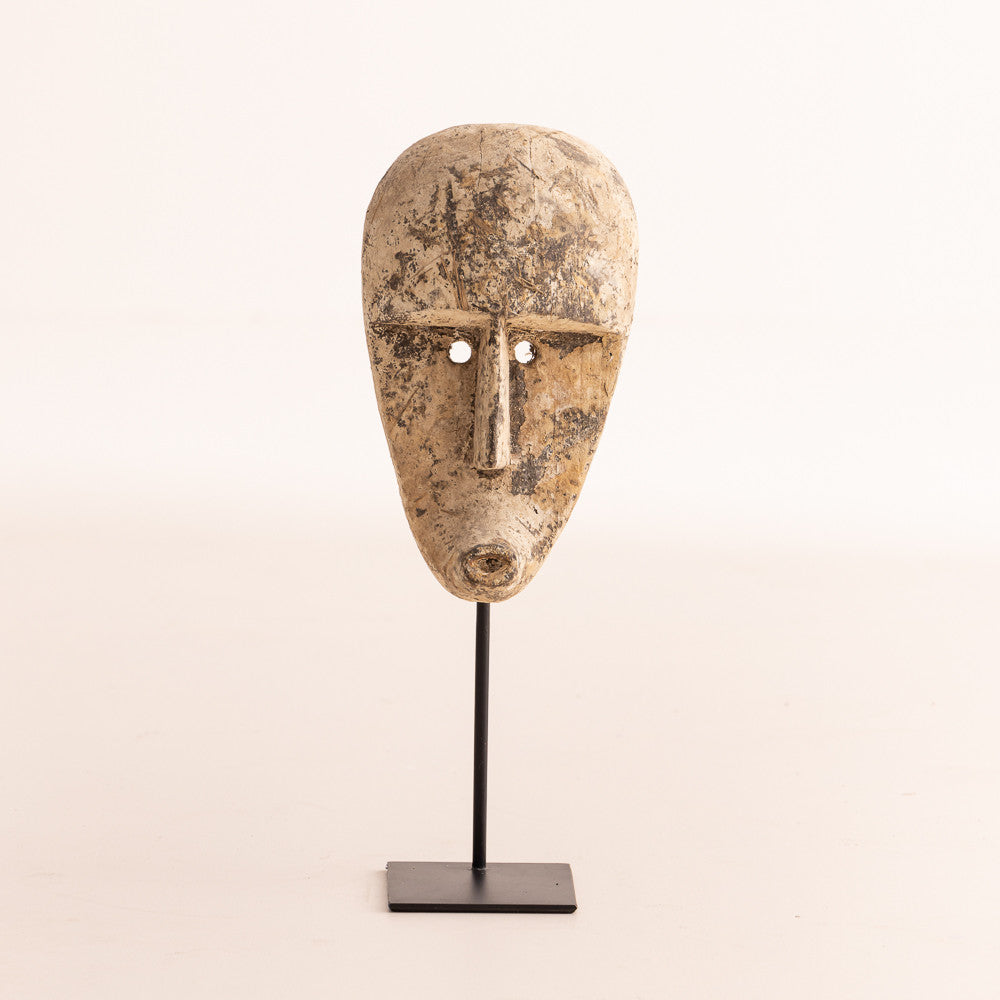 Masque antique sur socle en bois recyclé