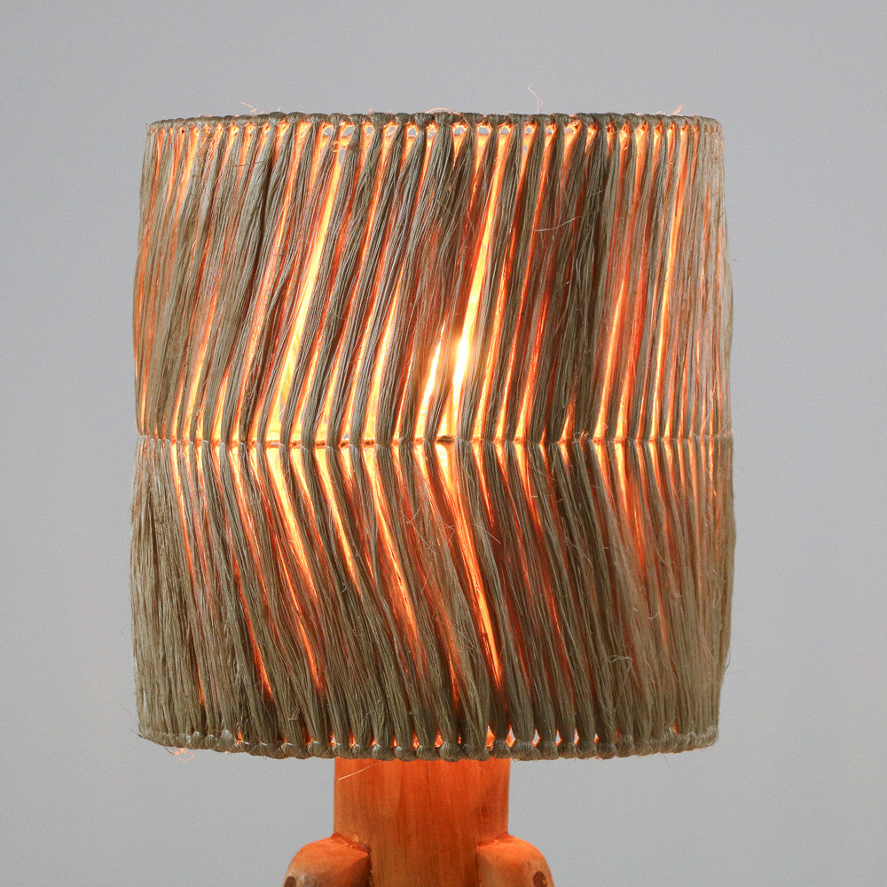 Lampe à poser Beno en bois et fibre d'abaca