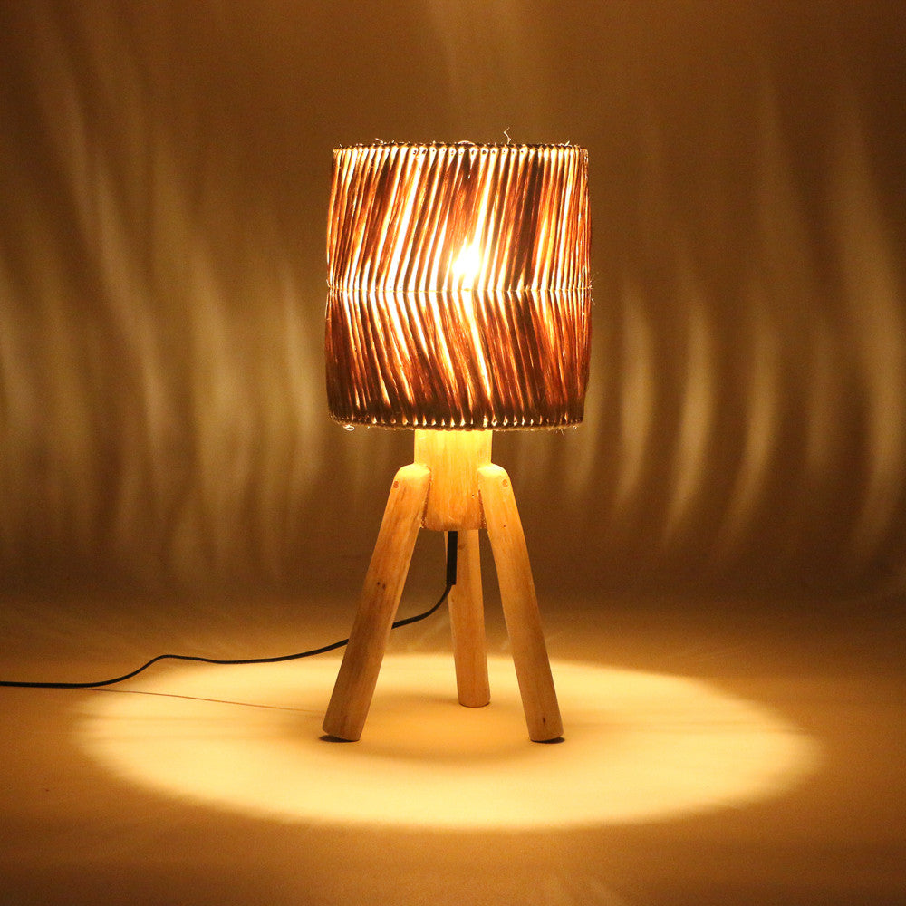 Lampe à poser Beno en bois et fibre d'abaca