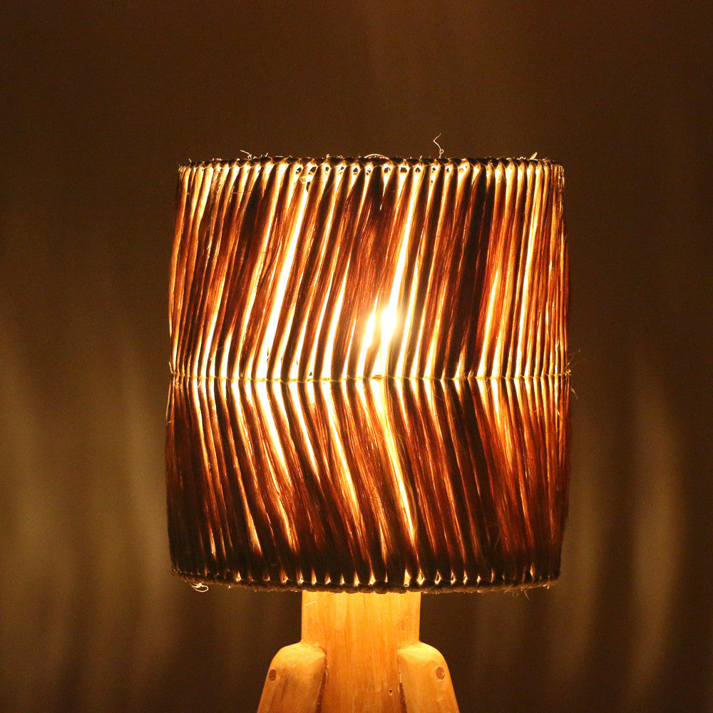 Lampe à poser Beno en bois et fibre d'abaca