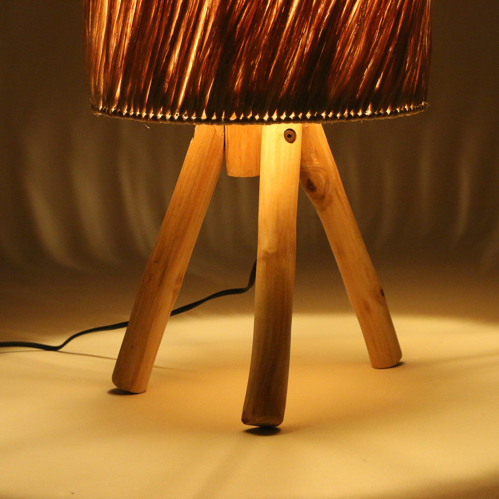 Lampe à poser Hatu en bois et fibre d'abaca