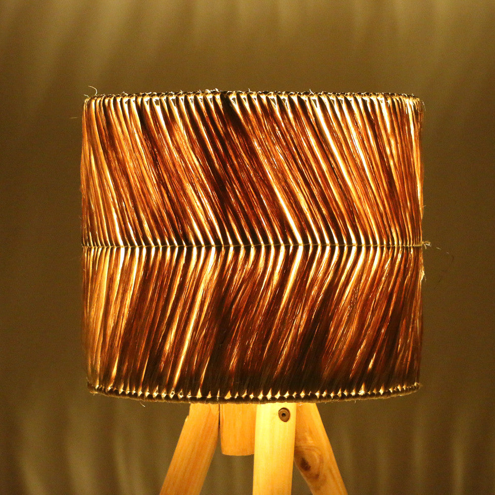 Lampe à poser Hatu en bois et fibre d'abaca