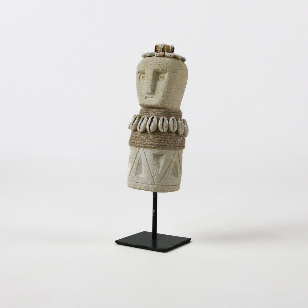 Statuette Sumba en Pierre, Coquillages et Perles sur socle - Taille L