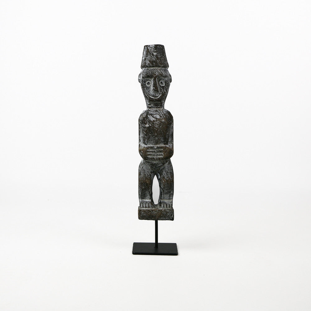 Statuette en bois sur socle