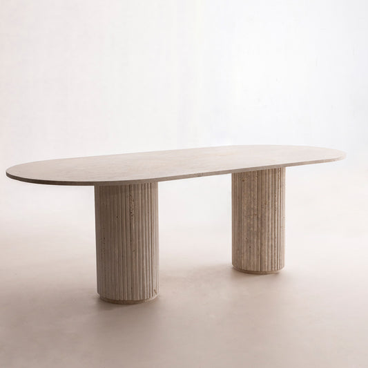 Table à manger en travertin avec pieds striés