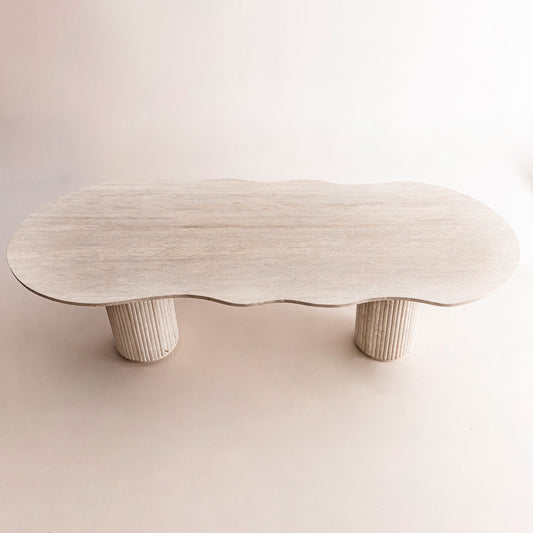 Table à manger asymétrique en travertin avec pieds striés