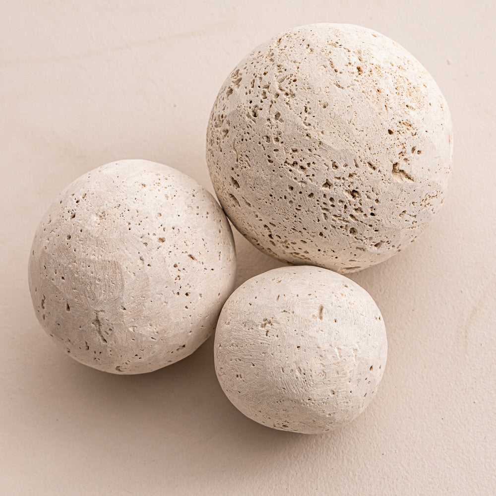 Ensemble de boules décoratives en travertin