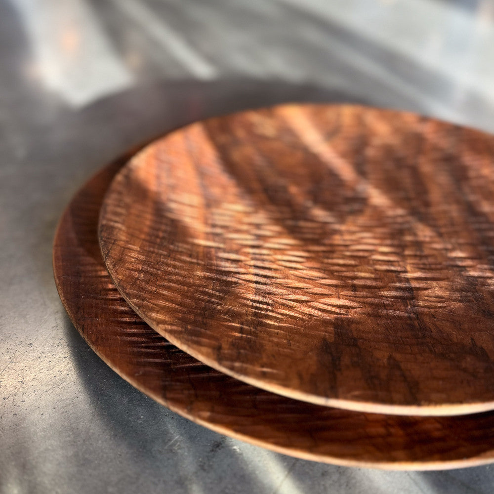 Assiette striée en bois de teck
