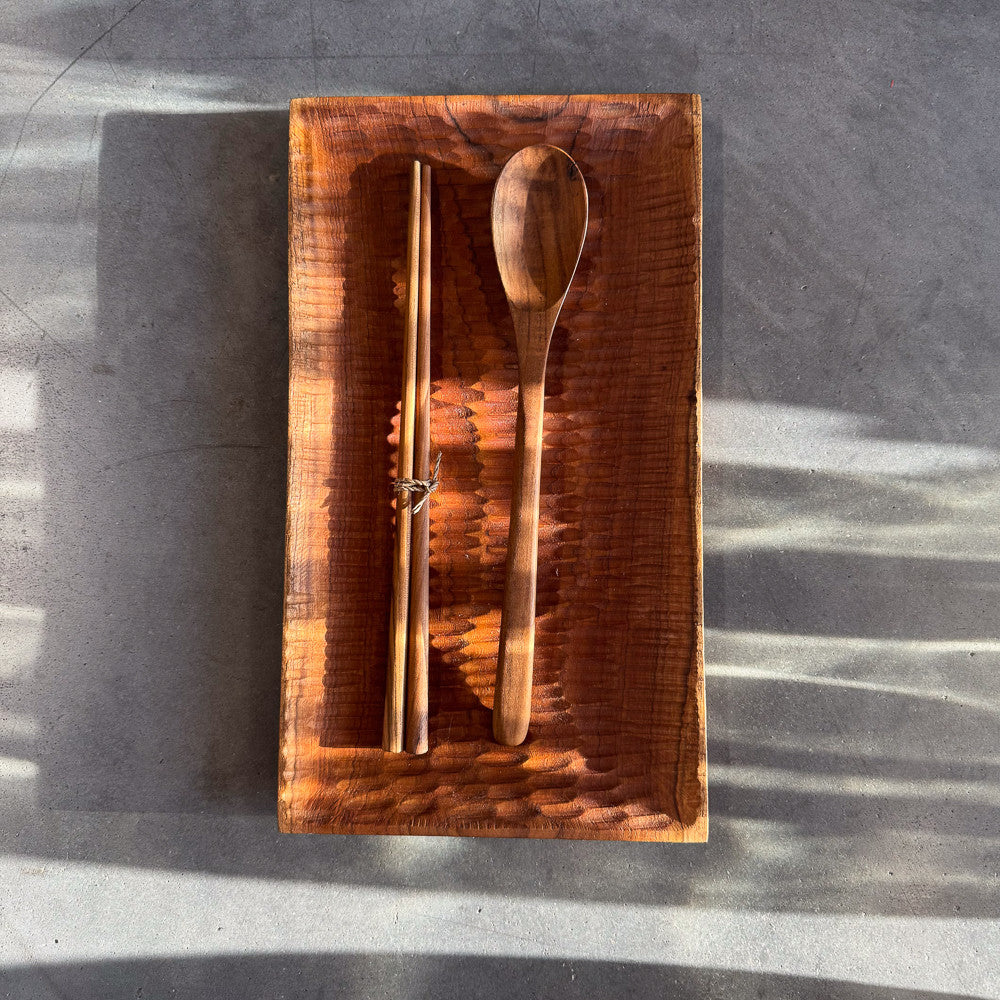 Assiette striée rectangle en bois de teck