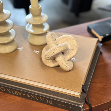 Noeud décoratif en travertin