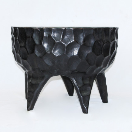 Table d'appoint artisanale en suar martelé - noir brillant (60 x 45 cm)