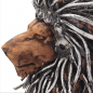 Statue lion assis en bois avec cheveux en aluminium