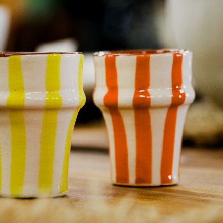Tasse artisanale en céramique à rayures oranges - 8 cm