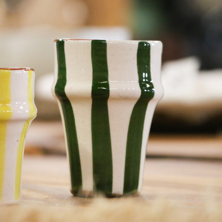 Tasse artisanale en céramique à rayures vertes