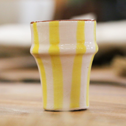 Tasse artisanale en céramique à rayures jaunes - 8 cm