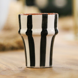 Tasse artisanale en céramique à rayures noires