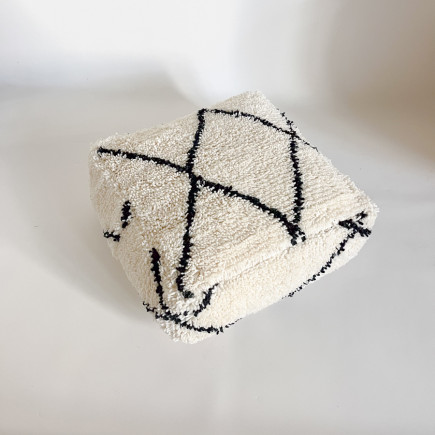 Pouf berbère en laine blanc cassé et traits en noir