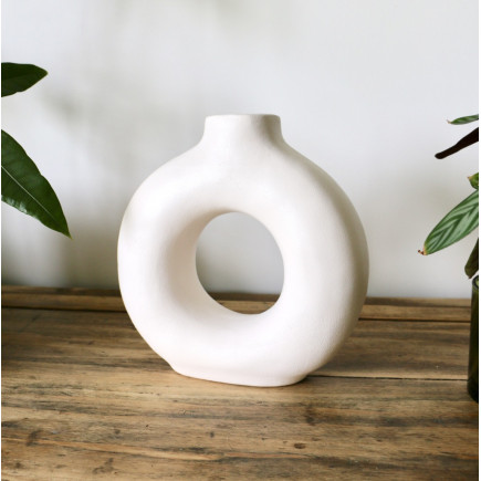 Vase artisanal blanc crème rond en céramique
