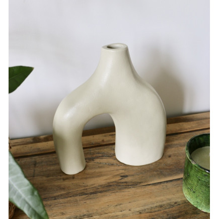 vase artisanal crème incurvé en céramique