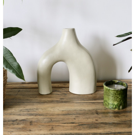 vase artisanal crème incurvé en céramique