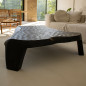 Table basse en bois brûlé martelé 130 x 150 cm Table basse en bois brûlé martelé 130 x 150 cm