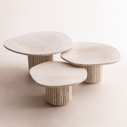 Lot de 3 tables basses gigognes en travertin & pieds striés