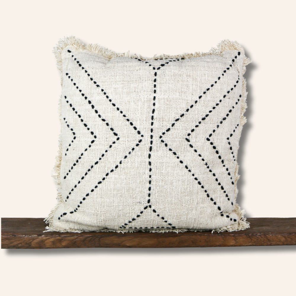 Coussin 50 cm écru, lignes noires et franges