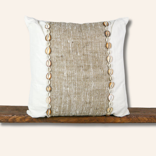 Coussin 50 cm écru, marron et coquillages