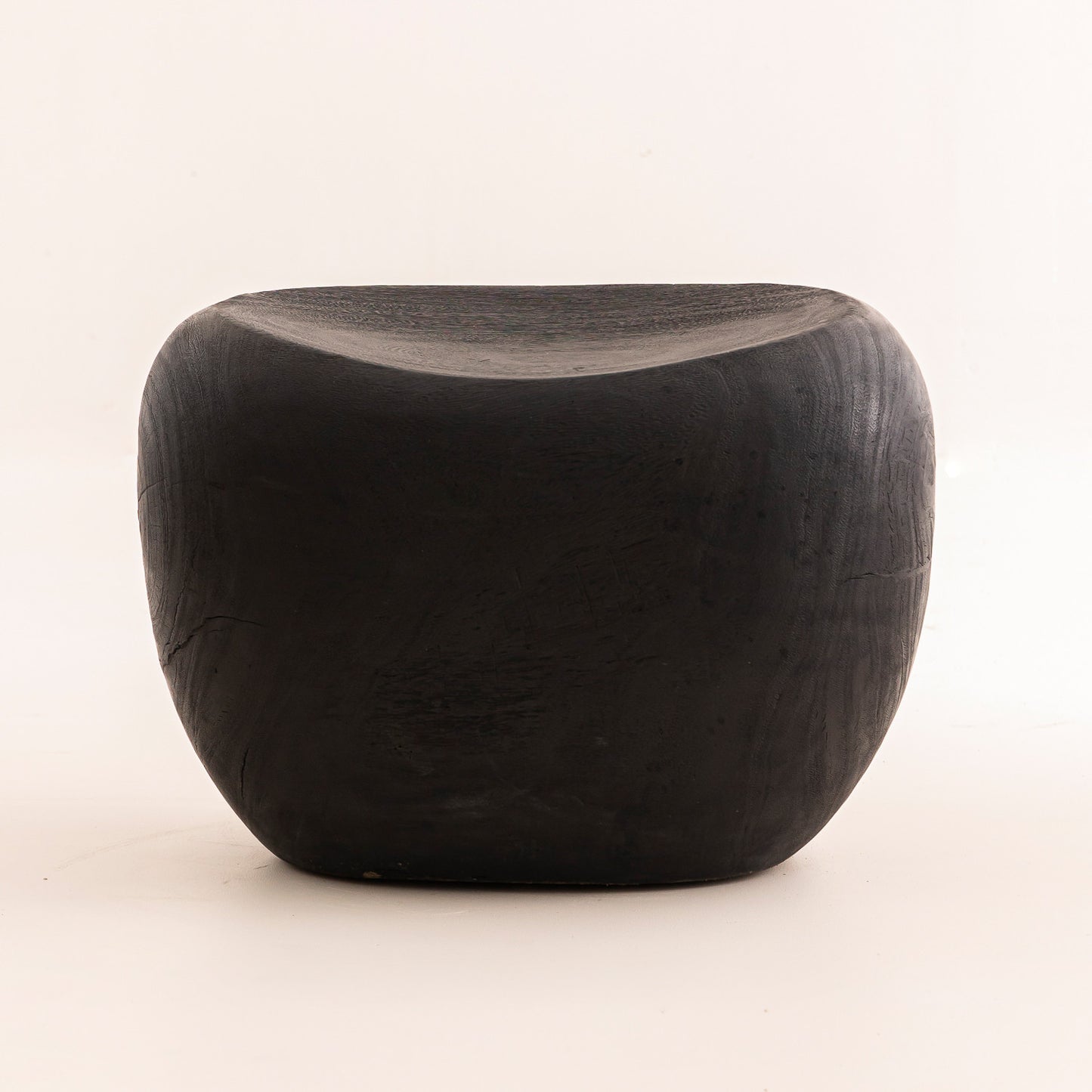 Tabouret Kuta en bois massif - finition brûlée