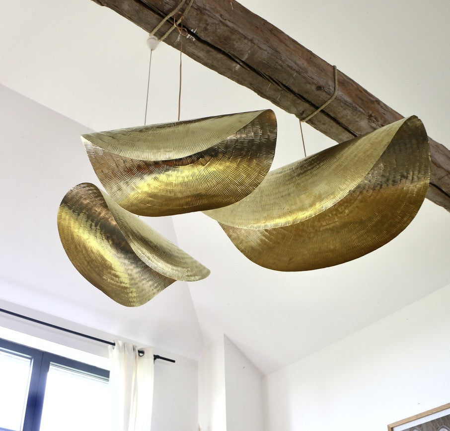 Suspension artisanale en laiton courbée