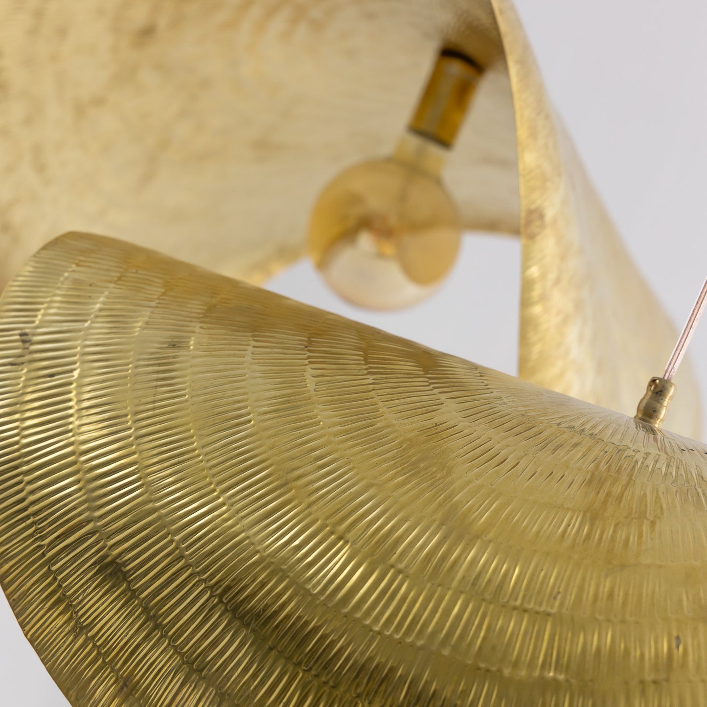 Suspension artisanale courbée en laiton