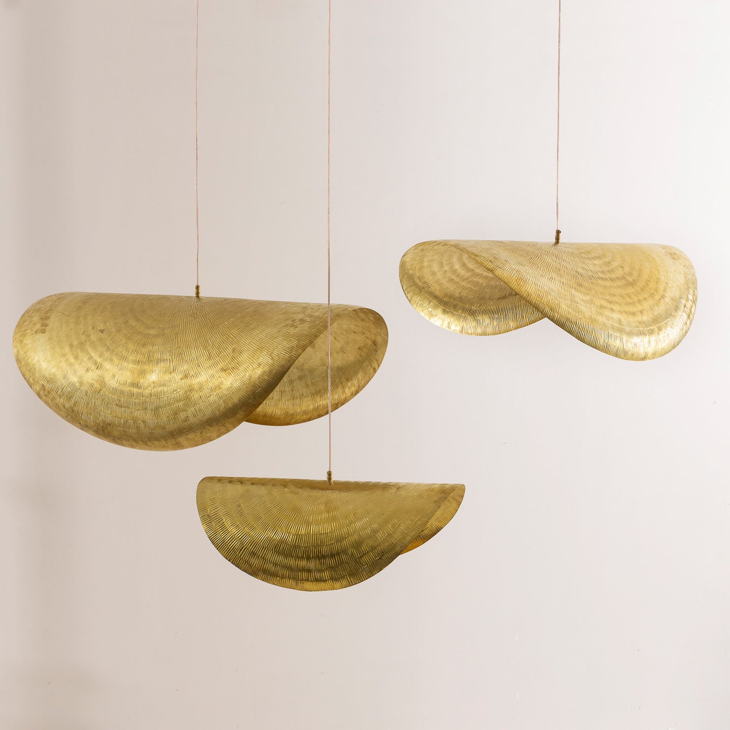 Suspension artisanale courbée en laiton