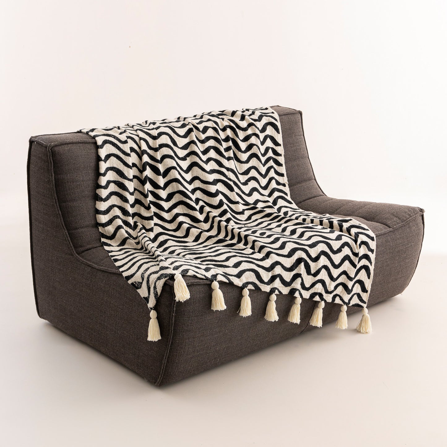 Plaid artisanal vague écru et noir 220*120 cm