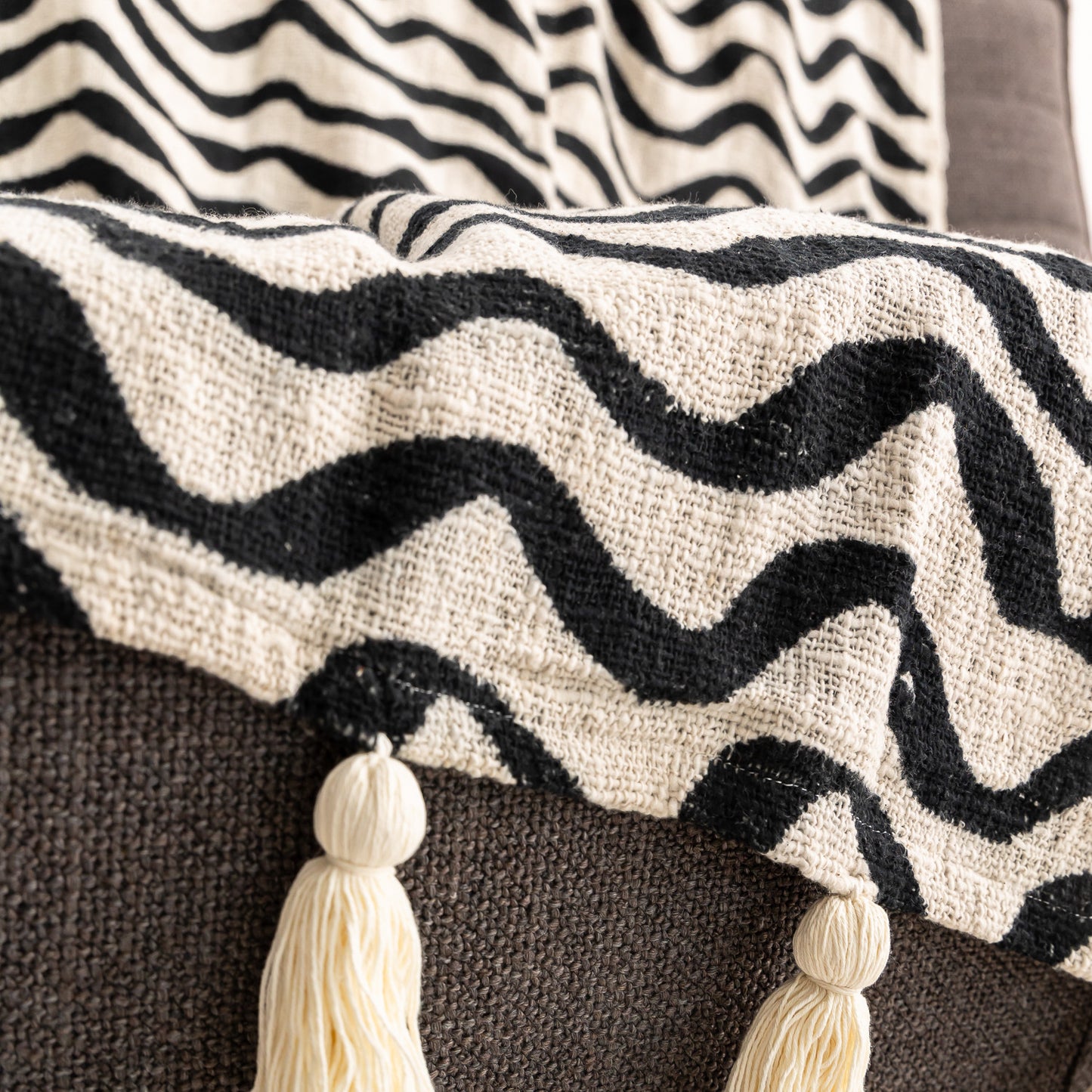Plaid artisanal vague écru et noir 220*120 cm