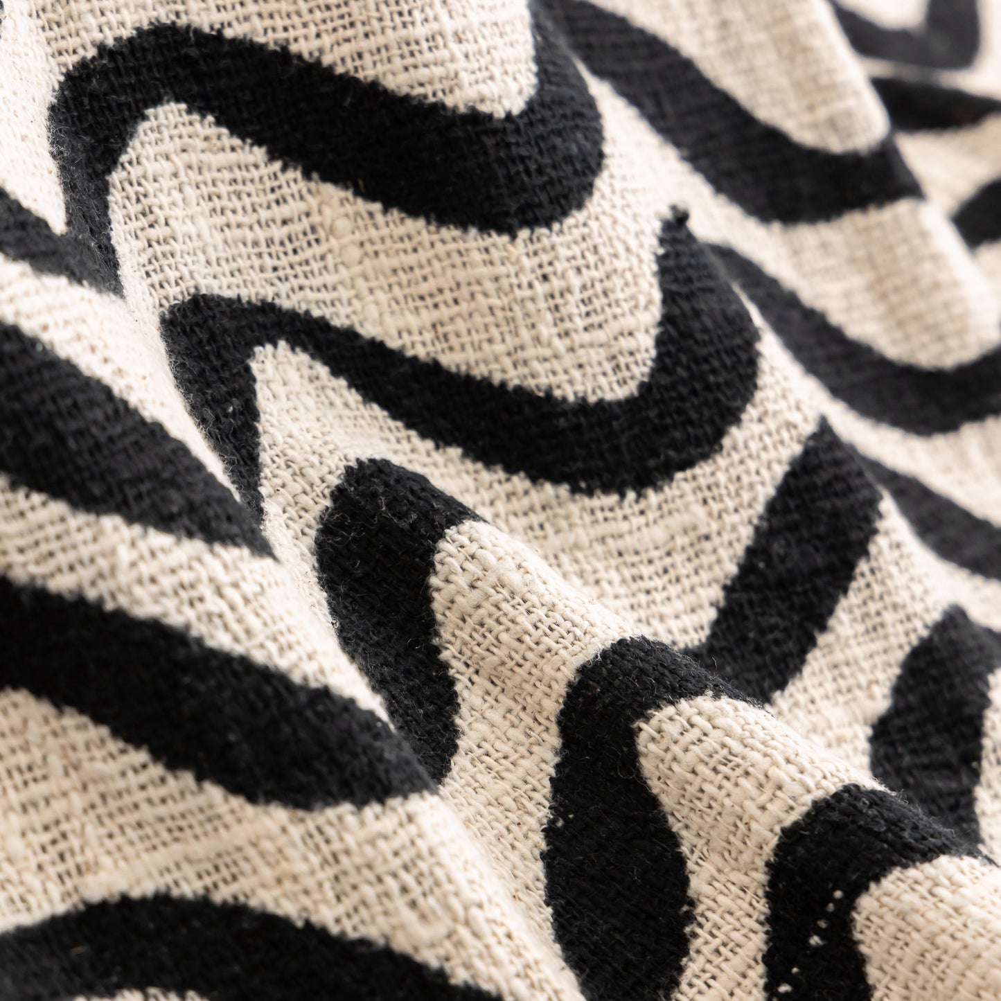 Plaid artisanal vague écru et noir 220*120 cm