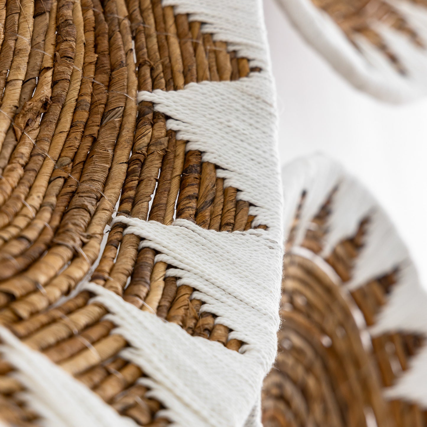 Corbeille de fruits / Décoration murale en fibre de banane et macramé blanc