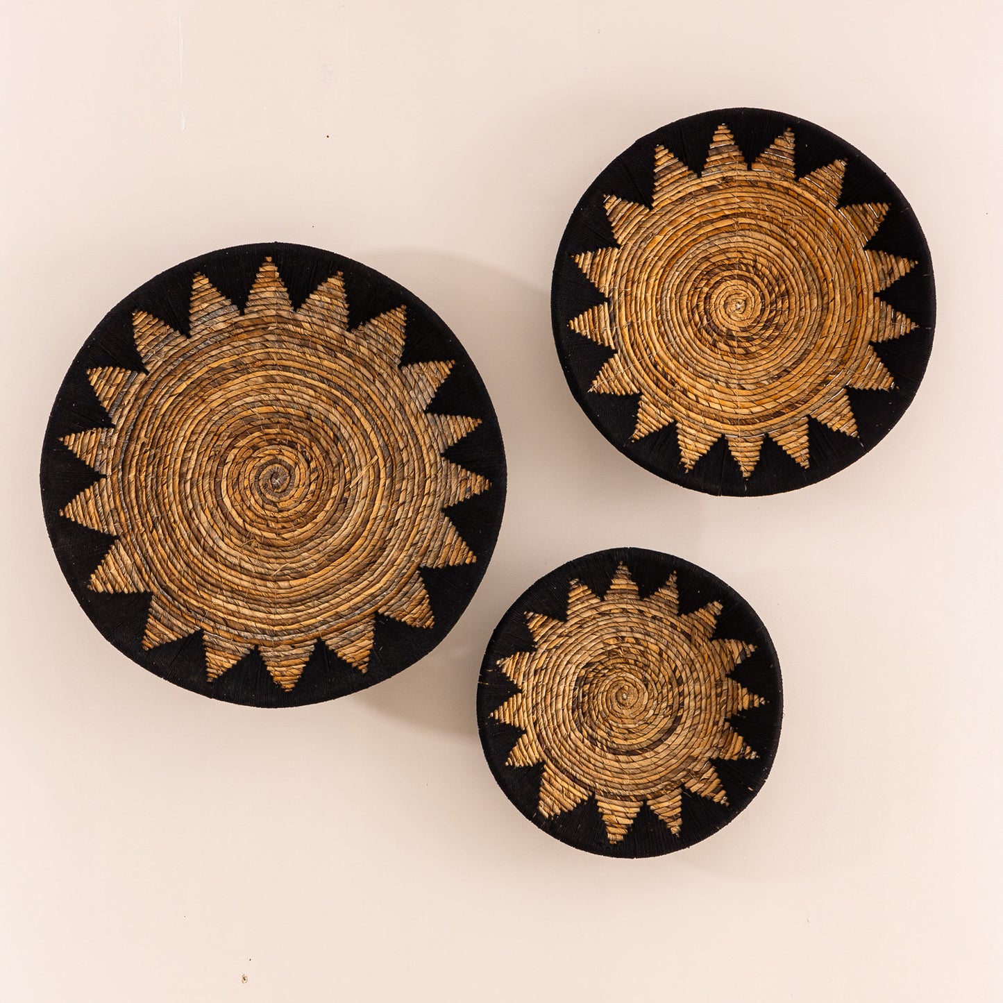 Corbeille de fruits / Décoration murale en fibre de banane et macramé noir