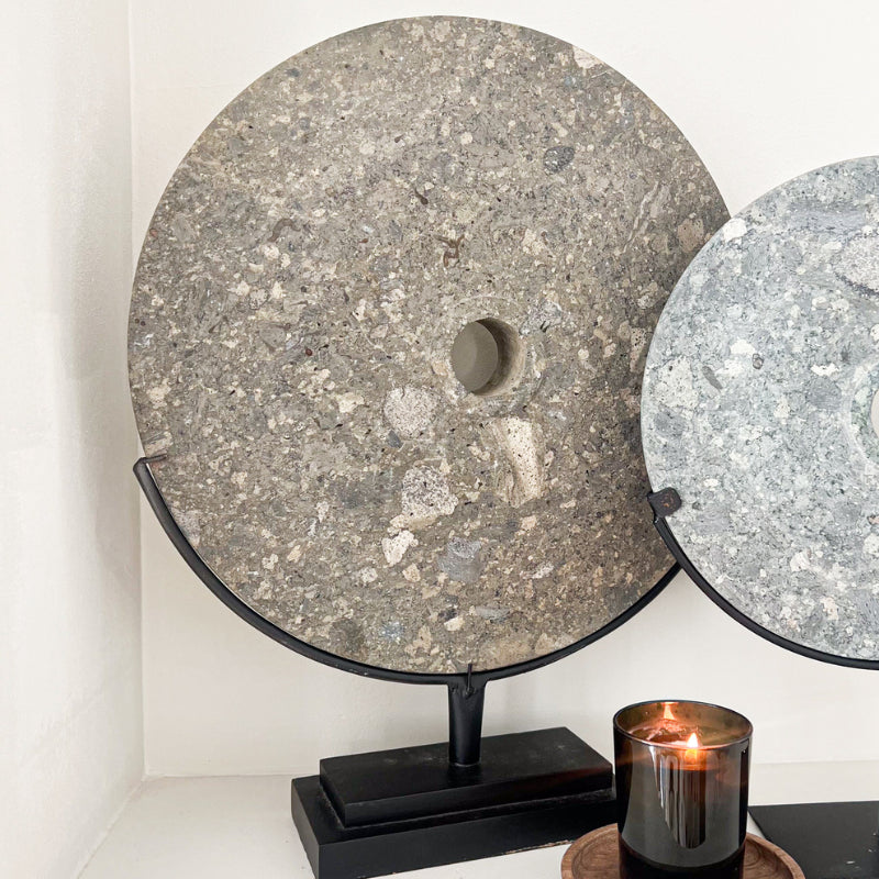 Disques gris en pierre sur socle en metal