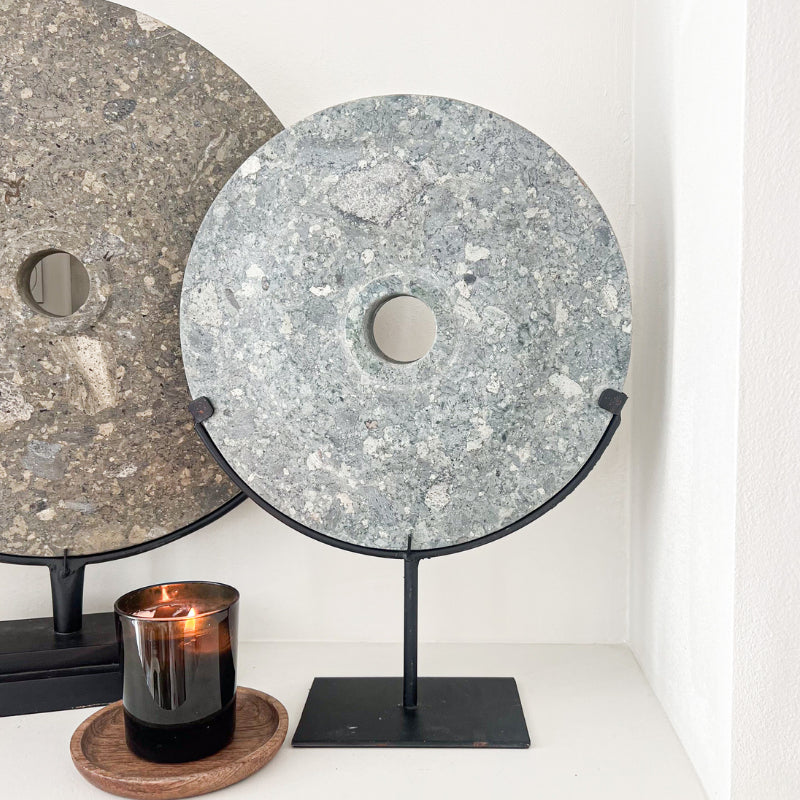 Disques gris en pierre sur socle en metal