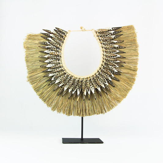 Collier décoratif Saribali en raphia et coquillages