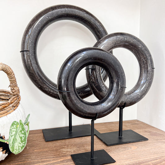 Anneaux en marbre noir sur socle
