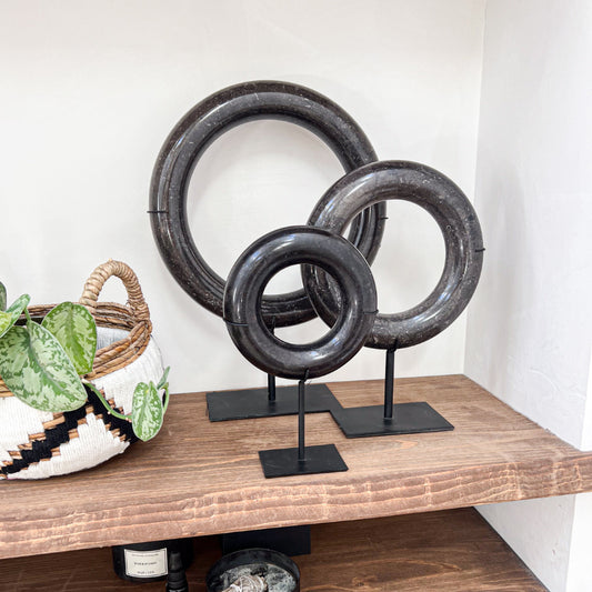 Anneaux en marbre noir sur socle