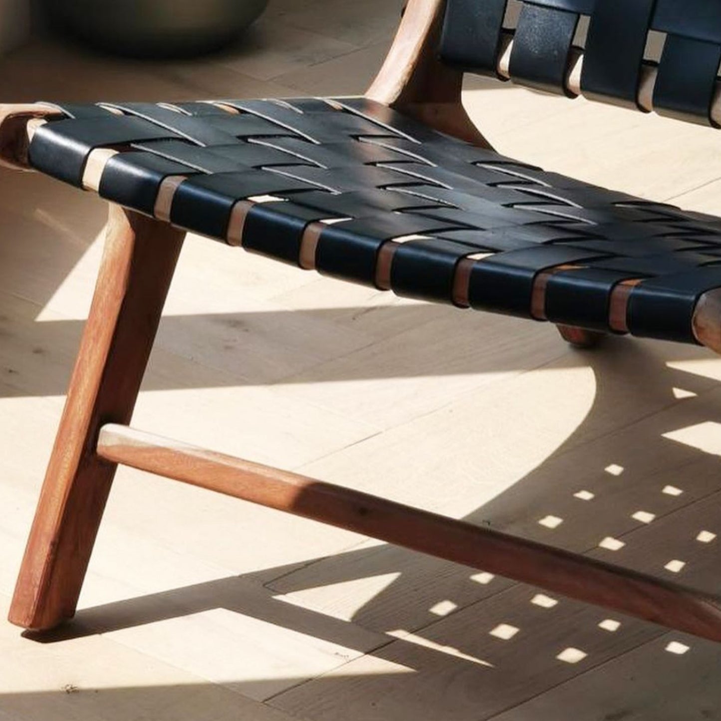 Fauteuil Relax en teck et cuir noir