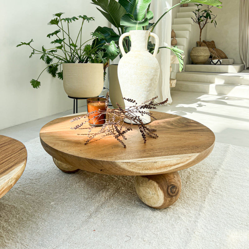 Table basse en suar massif ronde pieds boules 80 cm