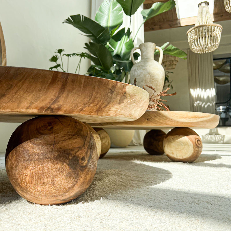 Table basse en suar massif ronde pieds boules 80 cm