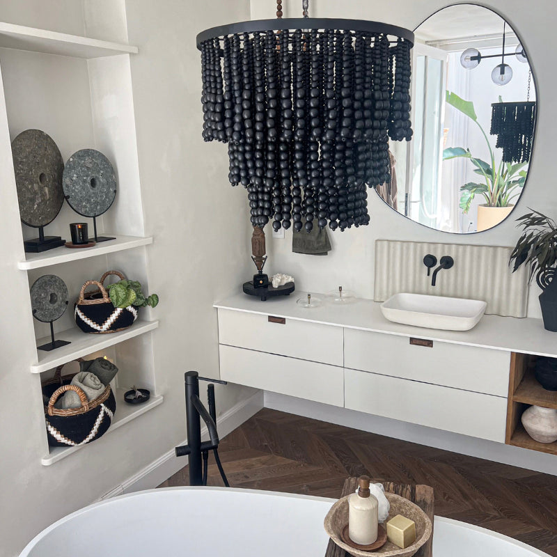 Suspension luminaire en perles noires de caféier et métal noir