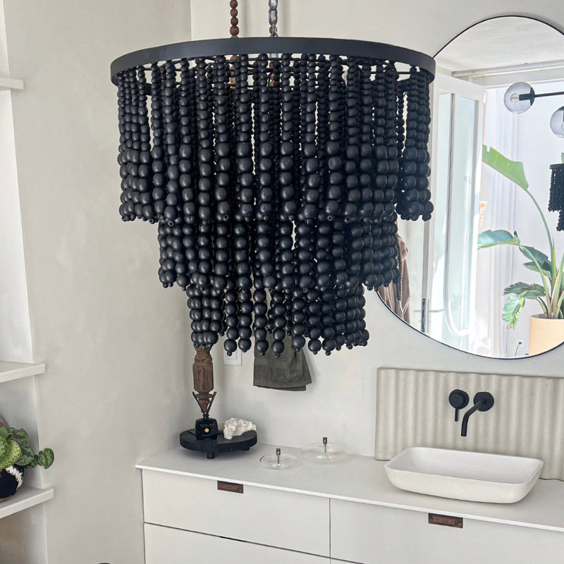 Suspension luminaire en perles noires de caféier et métal noir
