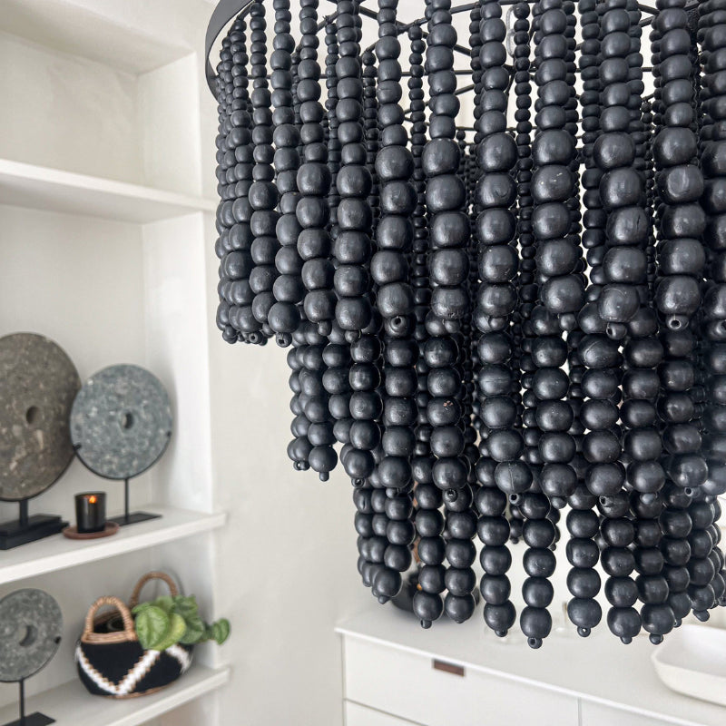 Suspension luminaire en perles noires de caféier et métal noir