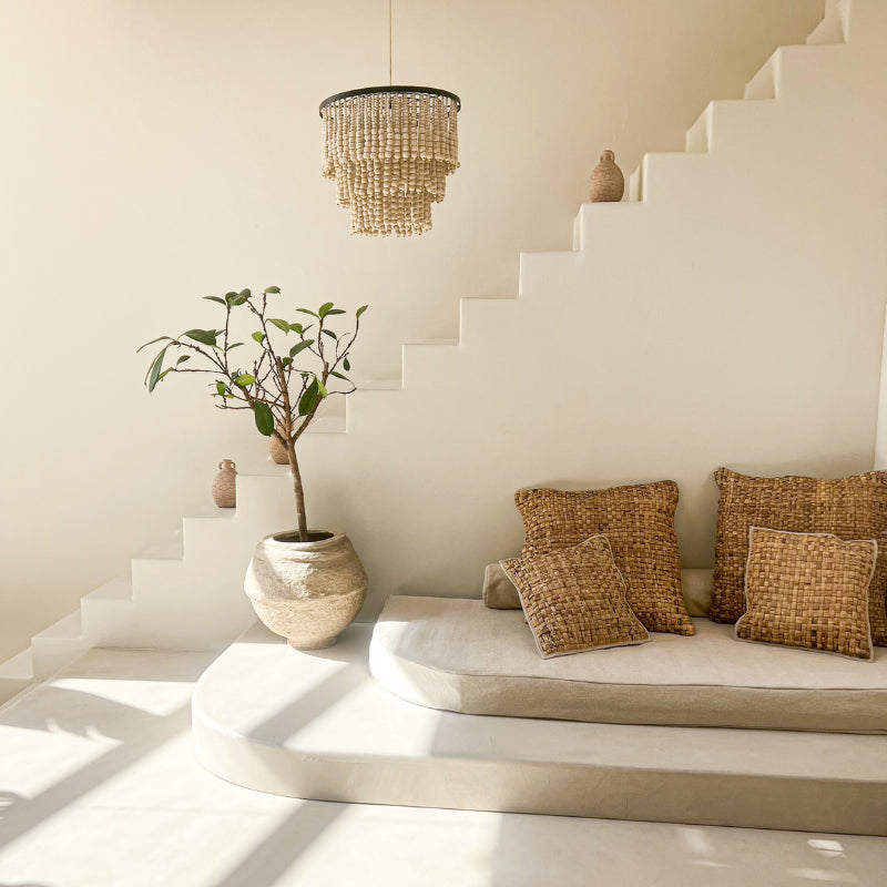 Suspension luminaire artisanale en perles de caféier naturelles et socle métal noir